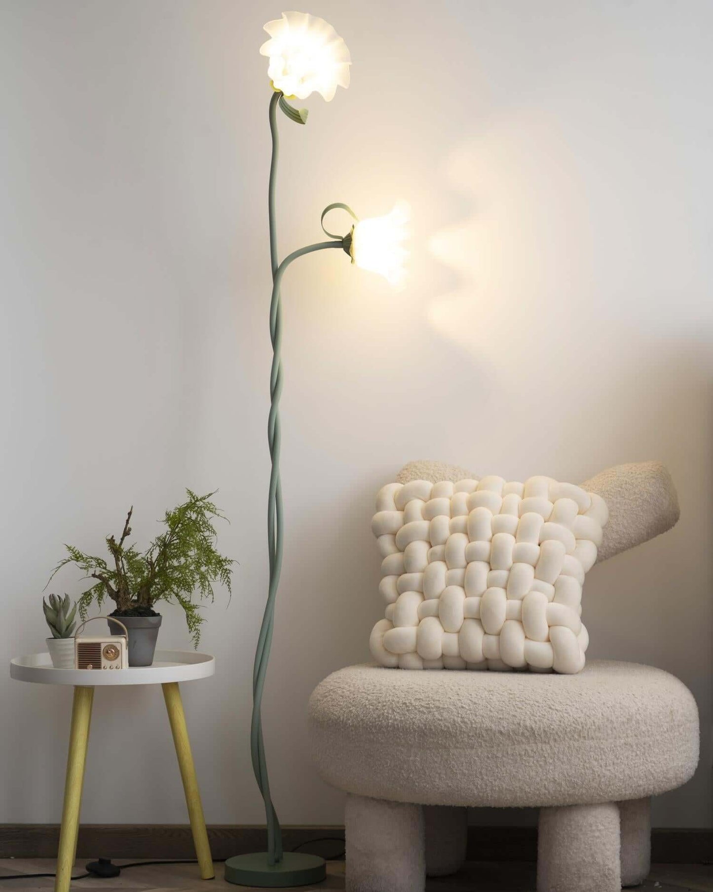 Calla Lily Flower Floor Lamp - Elegant Green Matte Finish with Delicate White Flowers