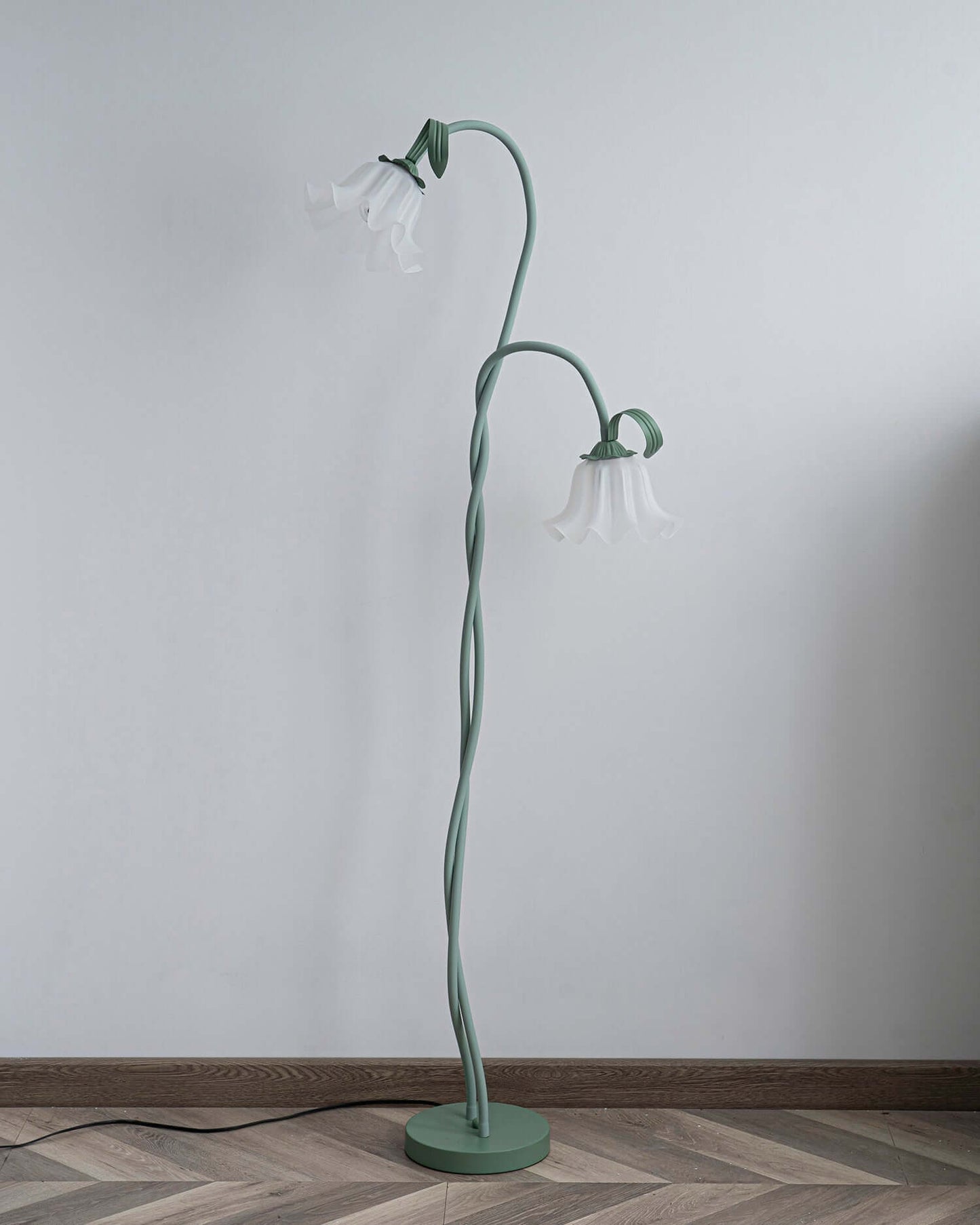 Calla Lily Flower Floor Lamp - Elegant Green Matte Finish with Delicate White Flowers