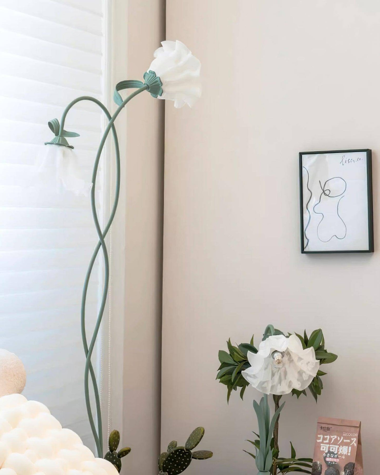 Calla Lily Flower Floor Lamp - Elegant Green Matte Finish with Delicate White Flowers