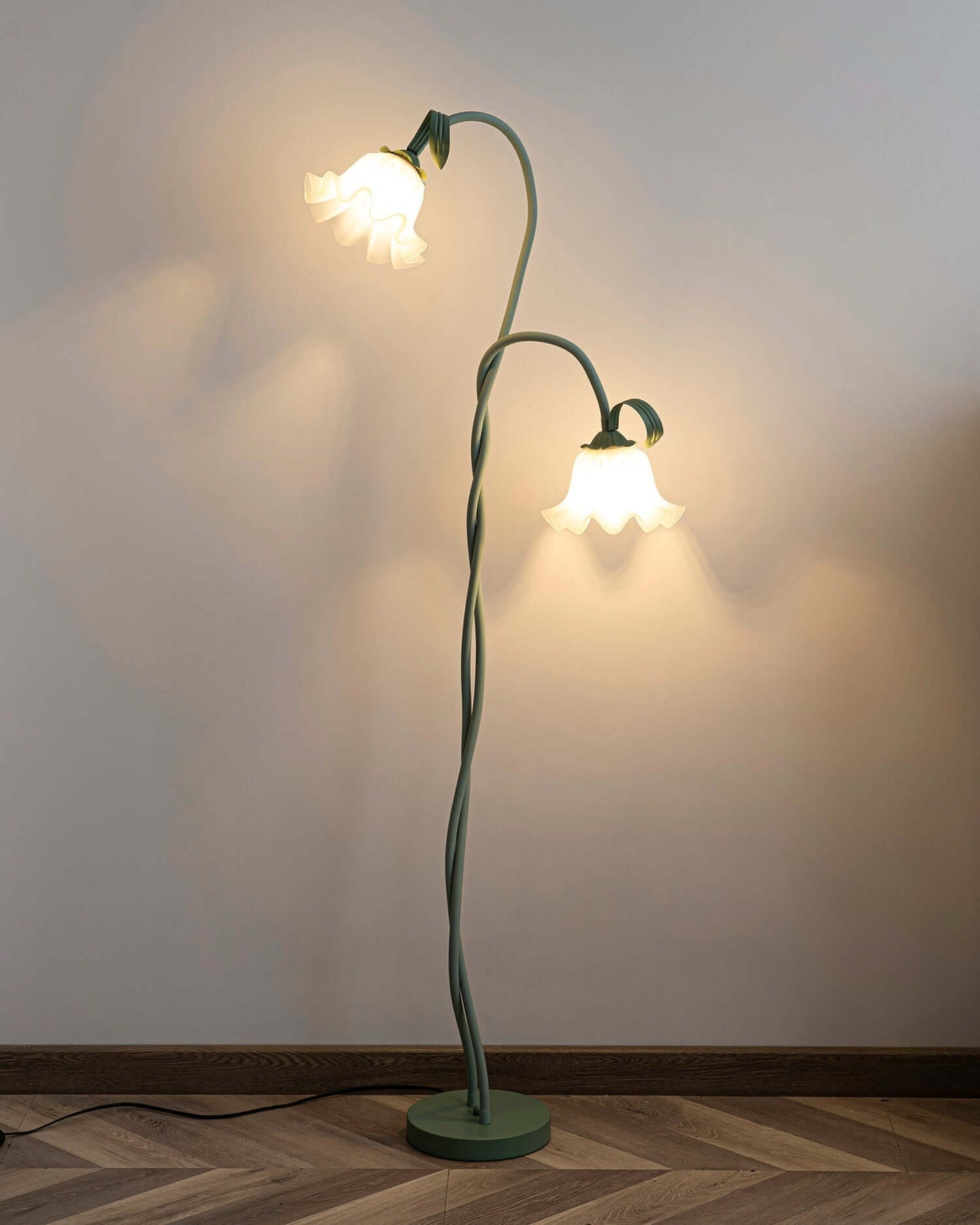 Calla Lily Flower Floor Lamp - Elegant Green Matte Finish with Delicate White Flowers