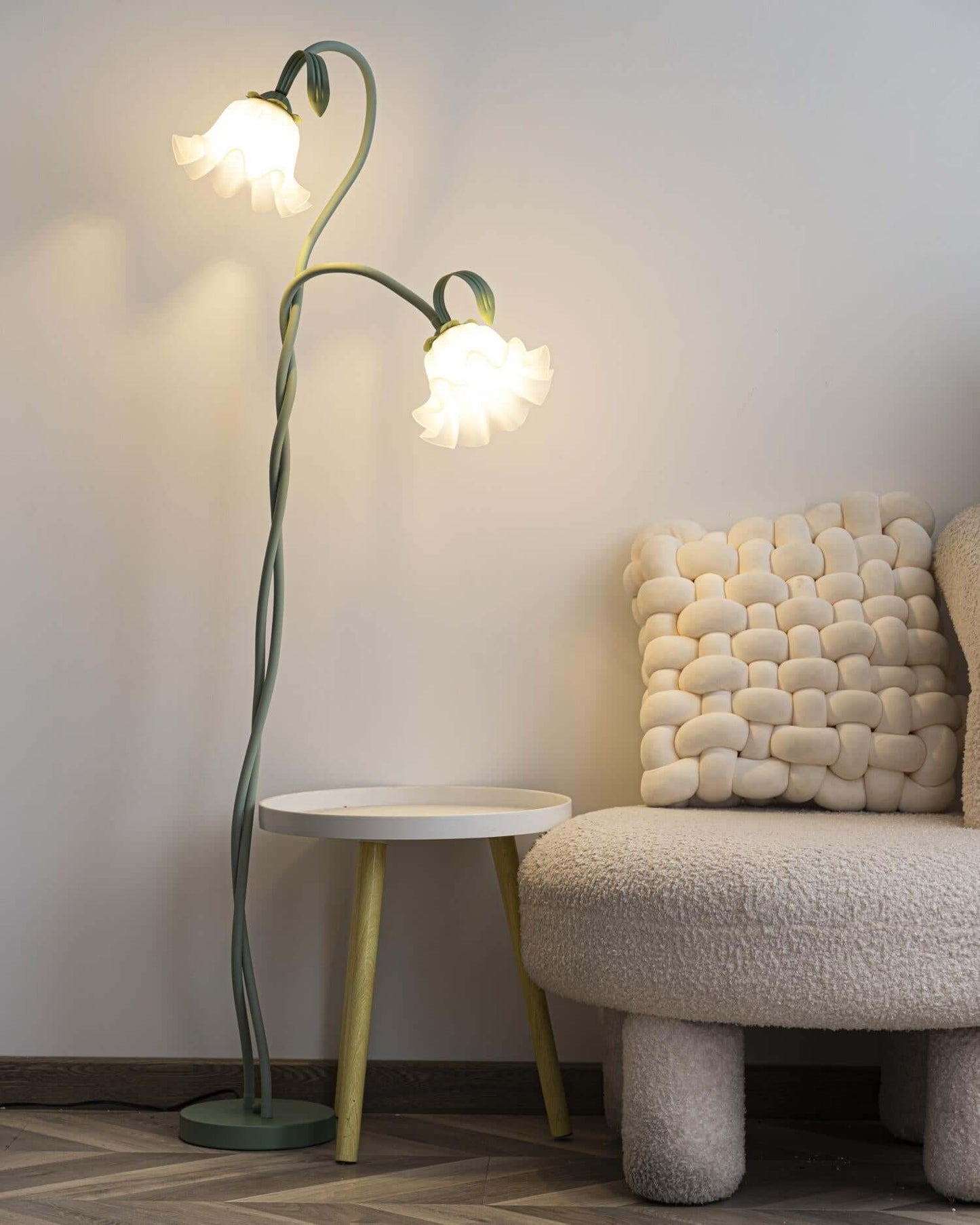 Calla Lily Flower Floor Lamp - Elegant Green Matte Finish with Delicate White Flowers