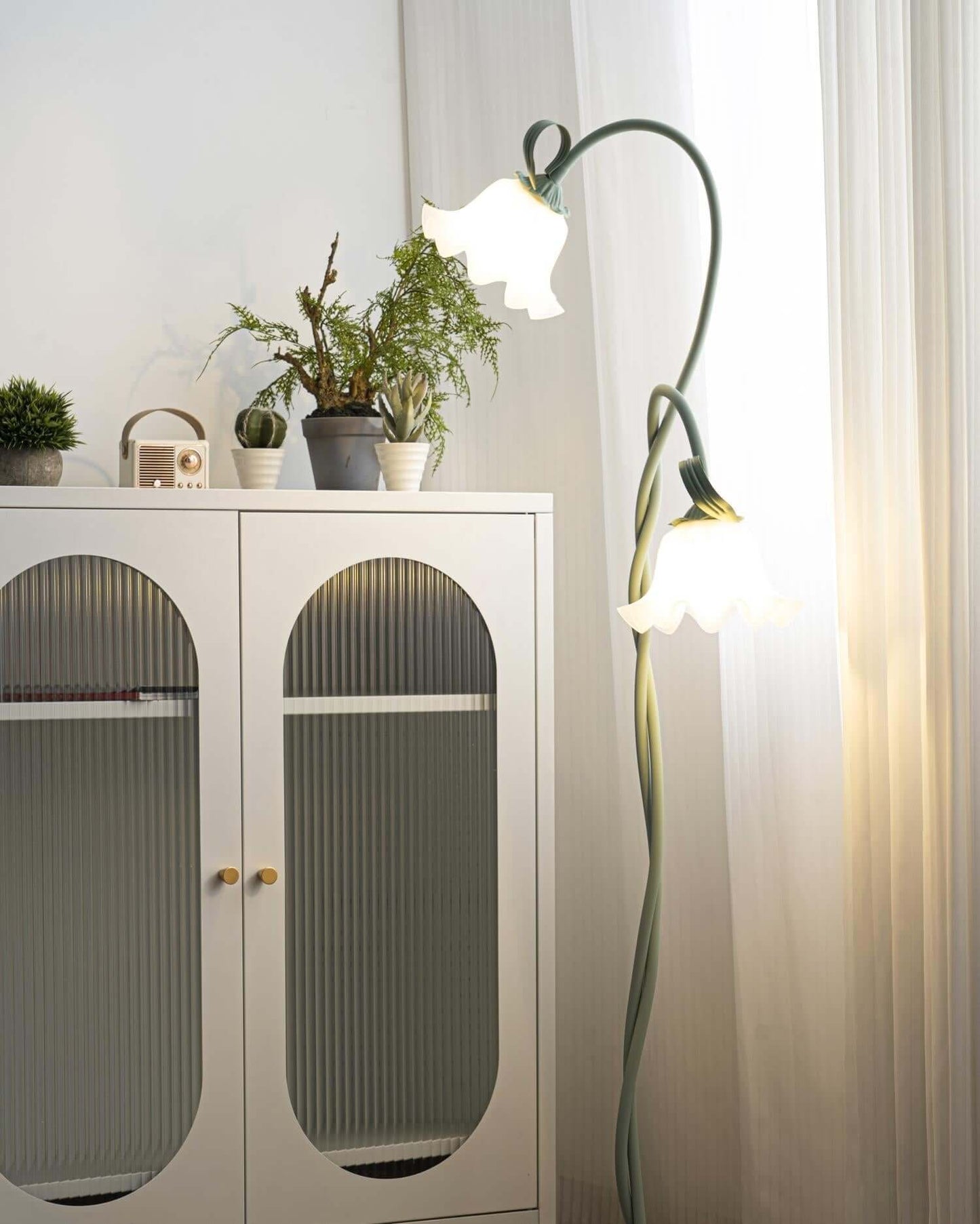 Calla Lily Flower Floor Lamp - Elegant Green Matte Finish with Delicate White Flowers