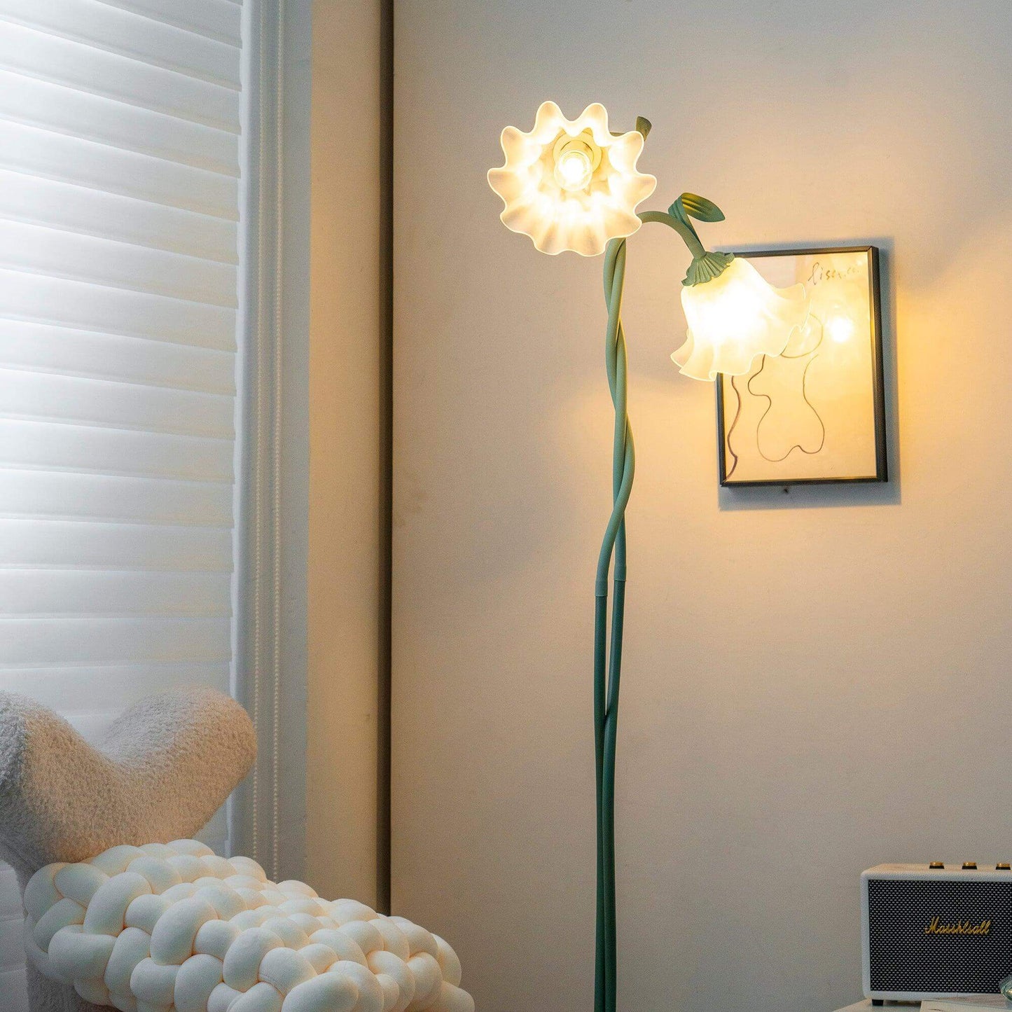 Calla Lily Flower Floor Lamp - Elegant Green Matte Finish with Delicate White Flowers