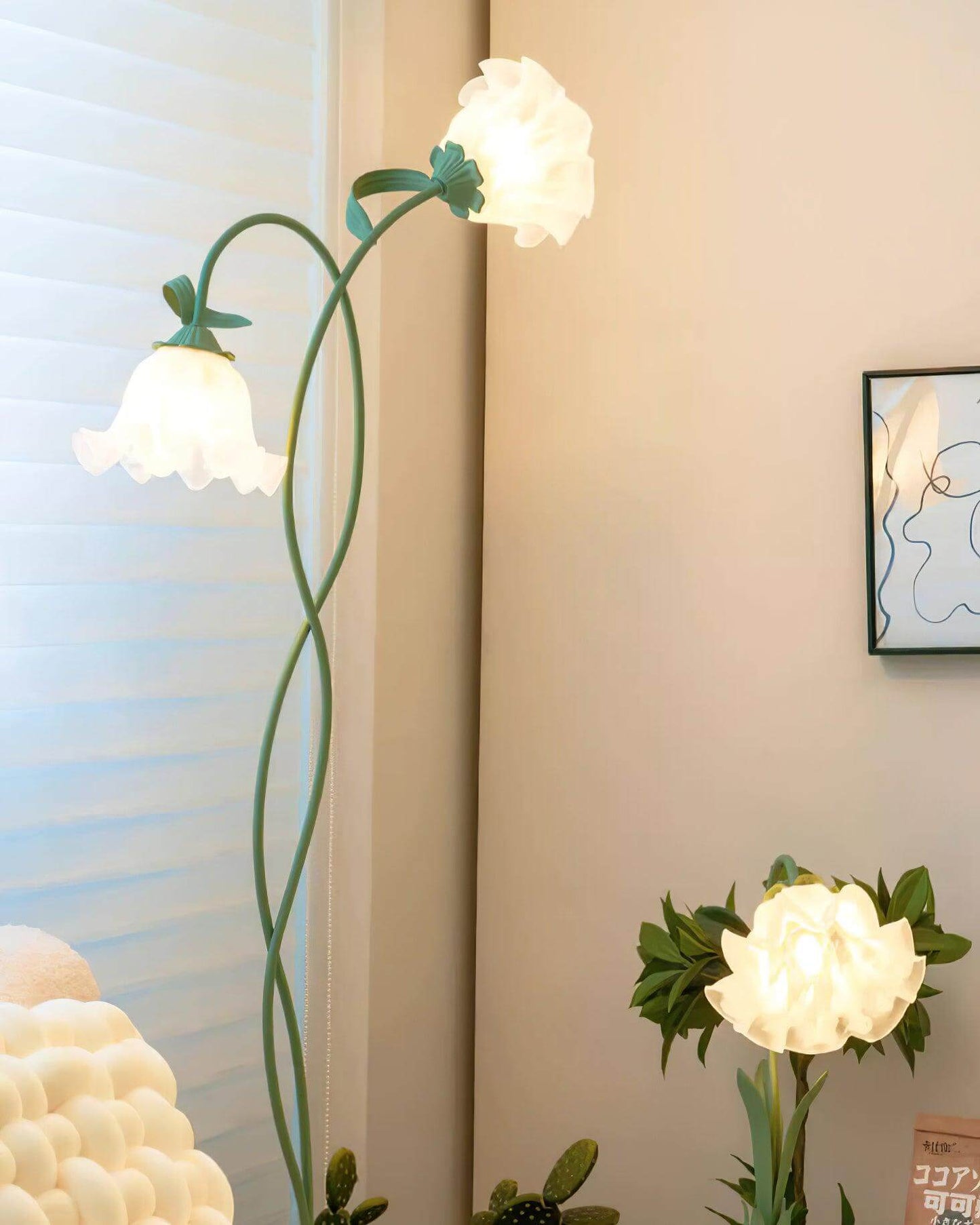 Calla Lily Flower Floor Lamp - Elegant Green Matte Finish with Delicate White Flowers
