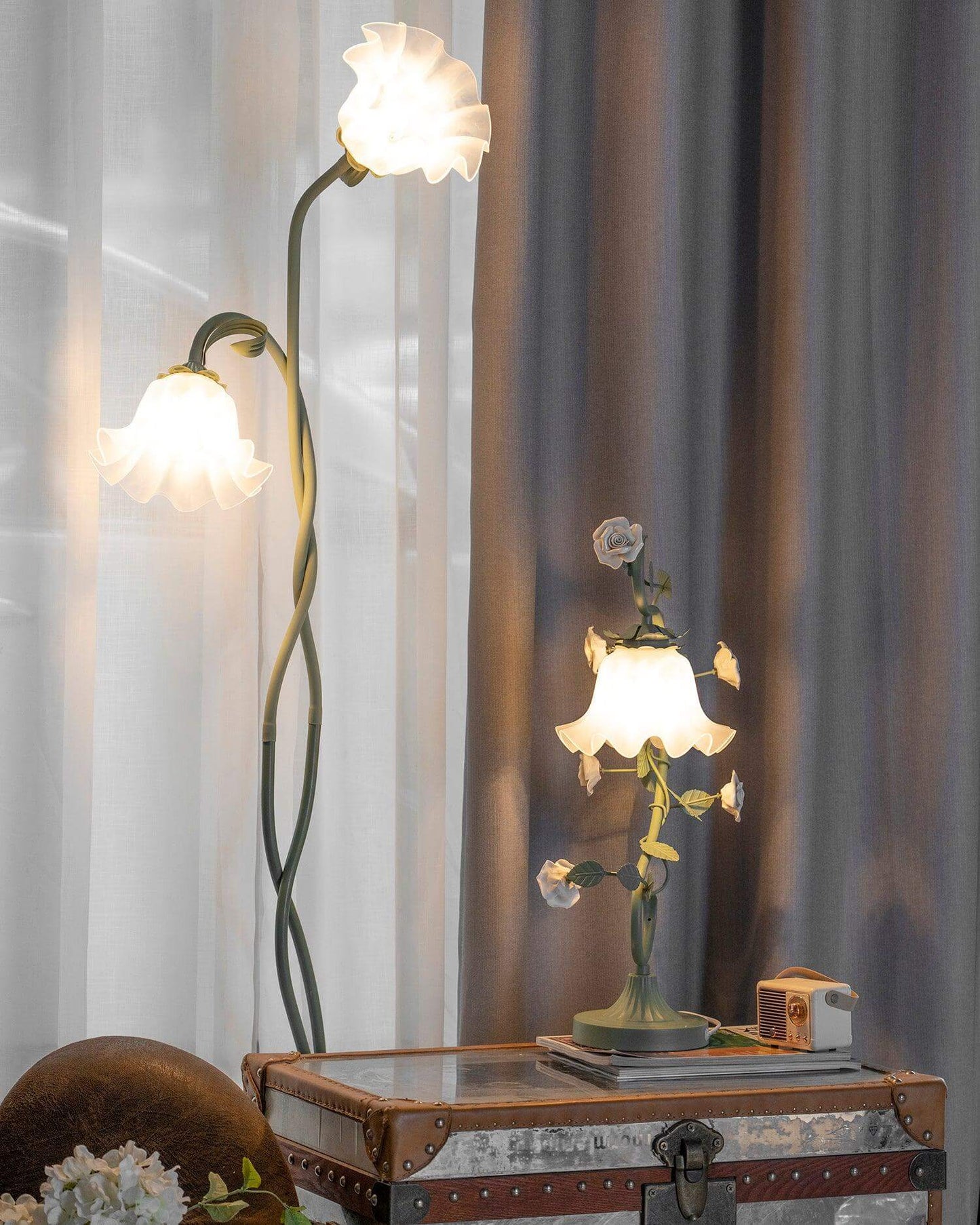 Calla Lily Flower Floor Lamp - Elegant Green Matte Finish with Delicate White Flowers