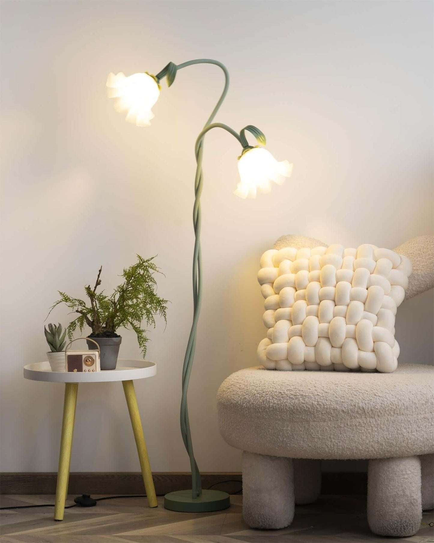 Calla Lily Flower Floor Lamp - Elegant Green Matte Finish with Delicate White Flowers