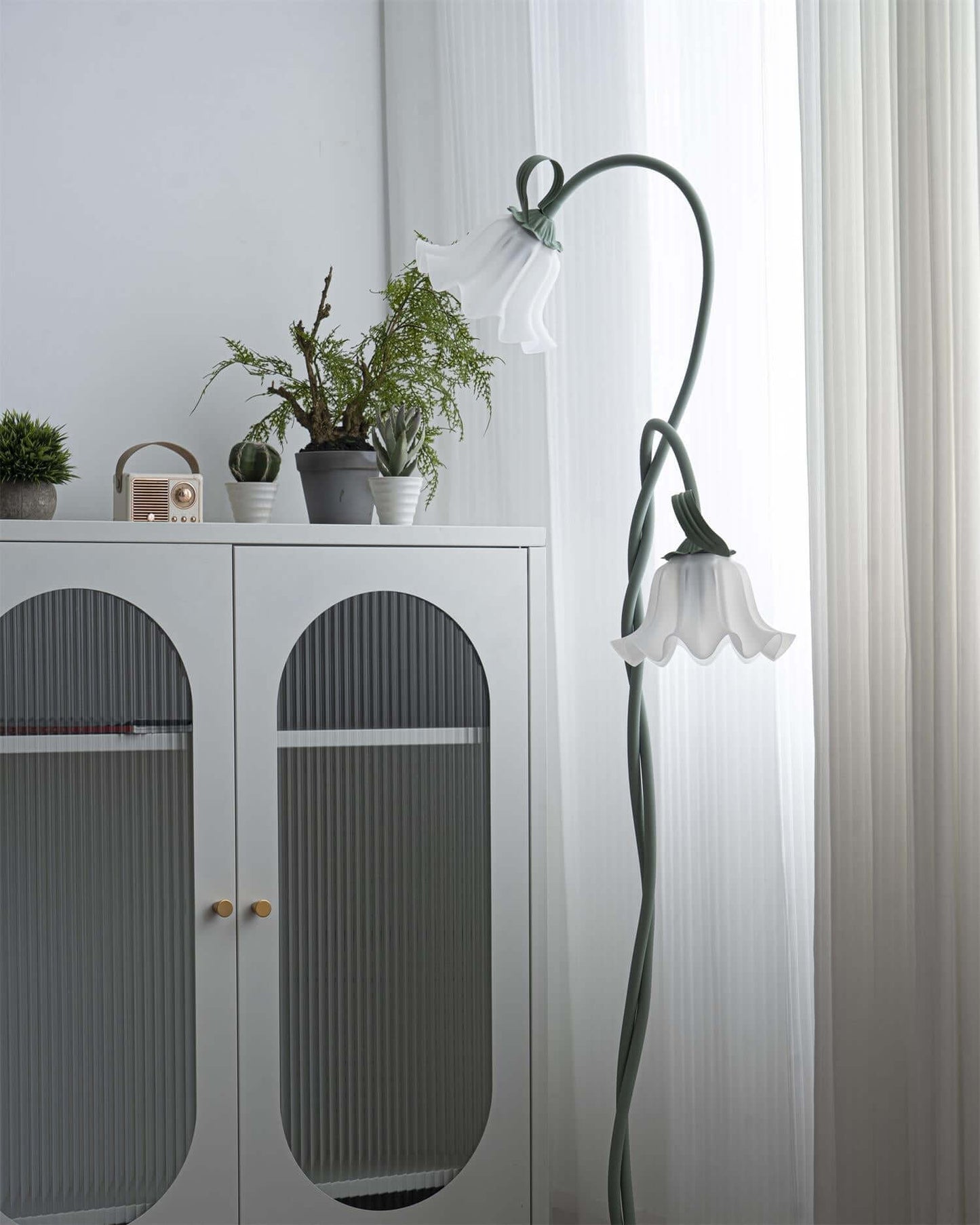 Calla Lily Flower Floor Lamp - Elegant Green Matte Finish with Delicate White Flowers