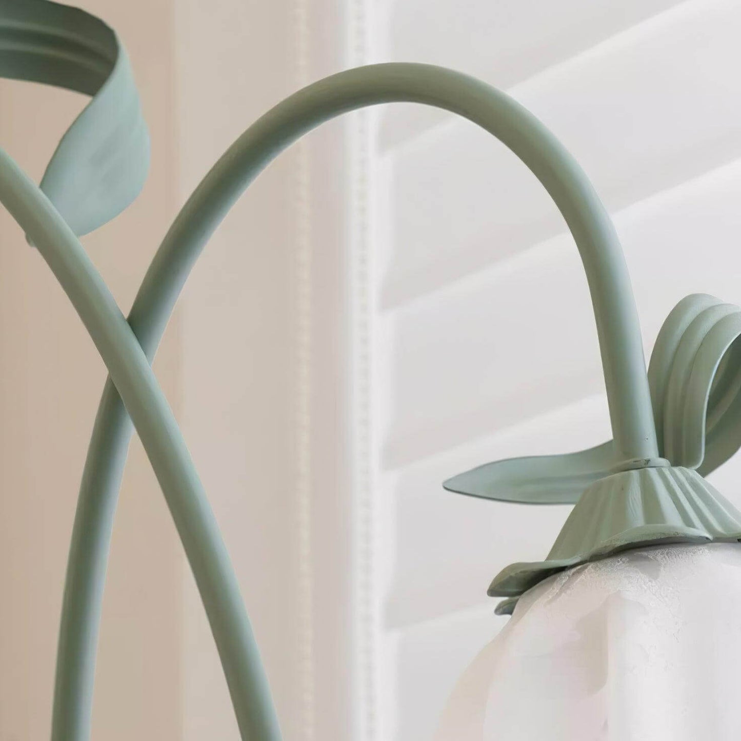 Calla Lily Flower Floor Lamp - Elegant Green Matte Finish with Delicate White Flowers