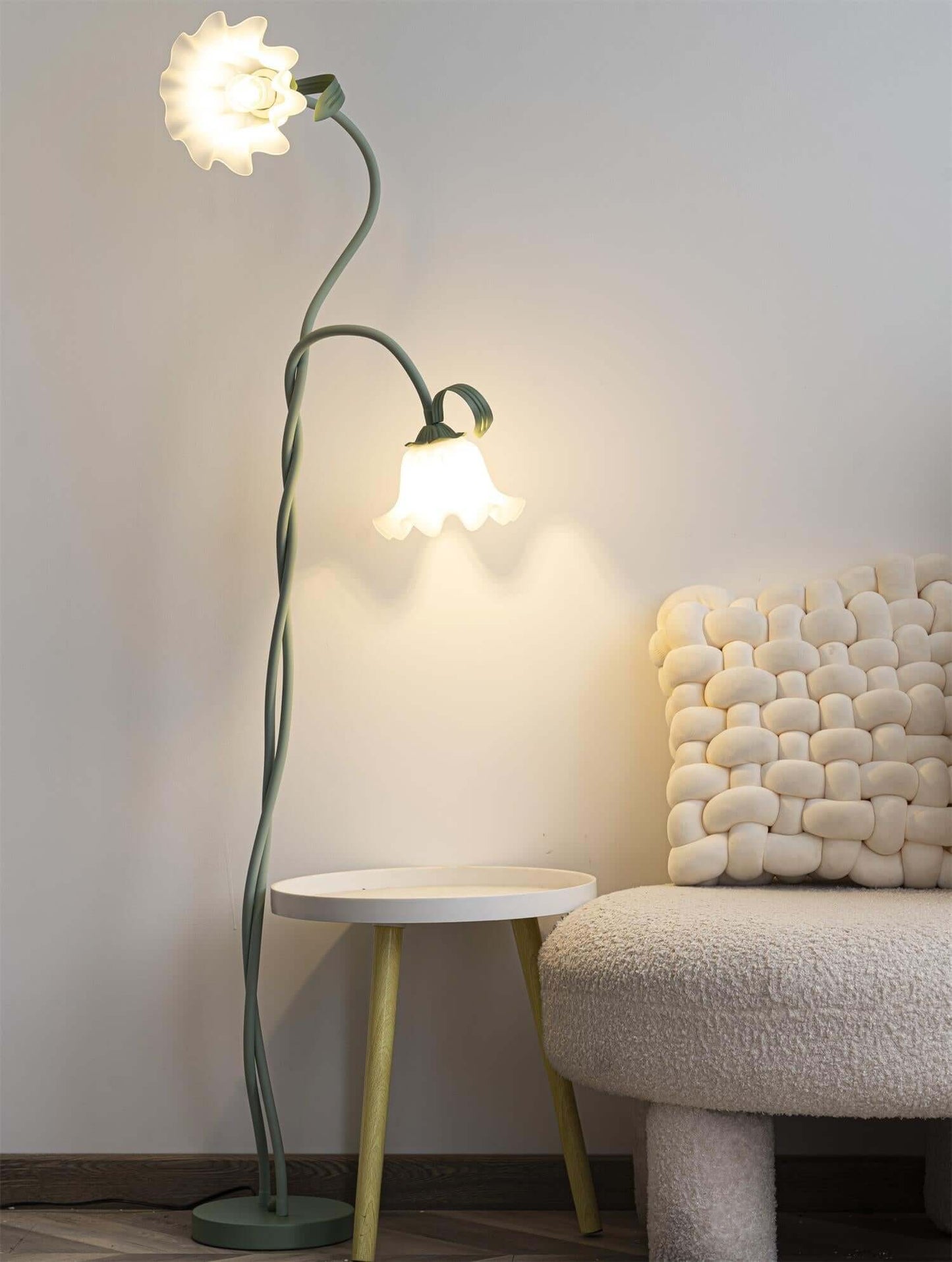 Calla Lily Flower Floor Lamp - Elegant Green Matte Finish with Delicate White Flowers