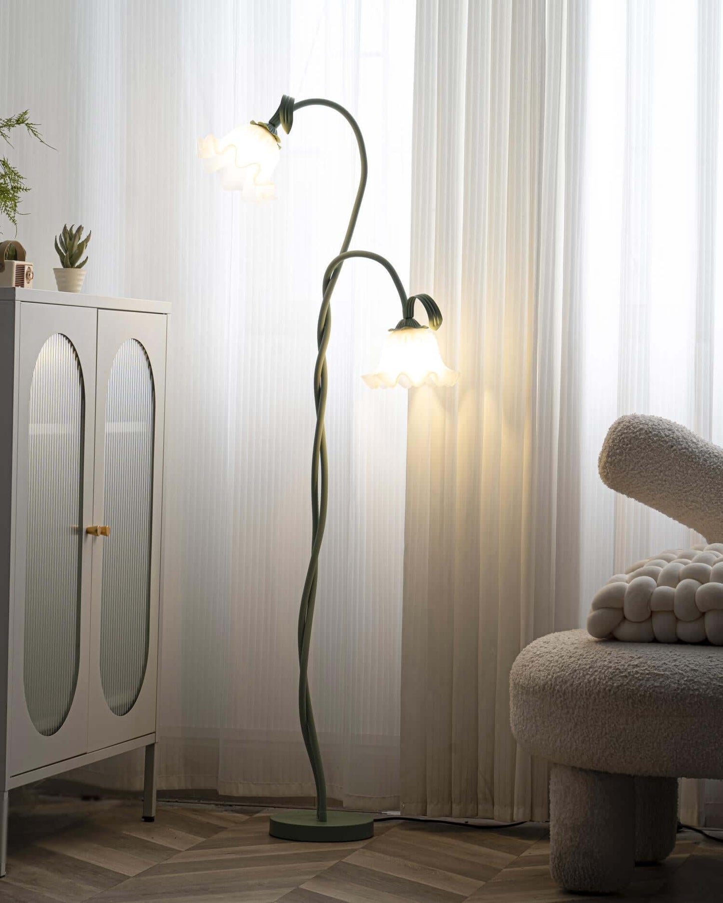 Calla Lily Flower Floor Lamp - Elegant Green Matte Finish with Delicate White Flowers