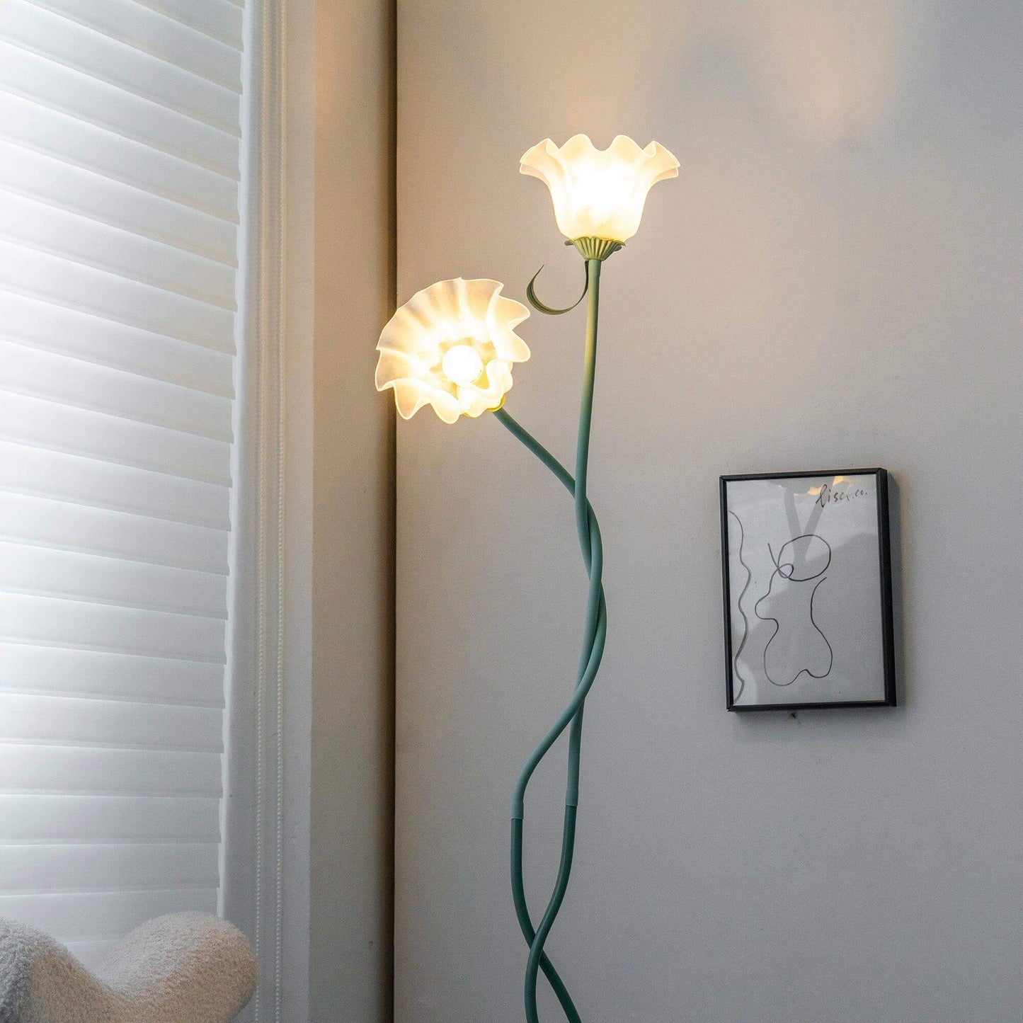 Calla Lily Flower Floor Lamp - Elegant Green Matte Finish with Delicate White Flowers