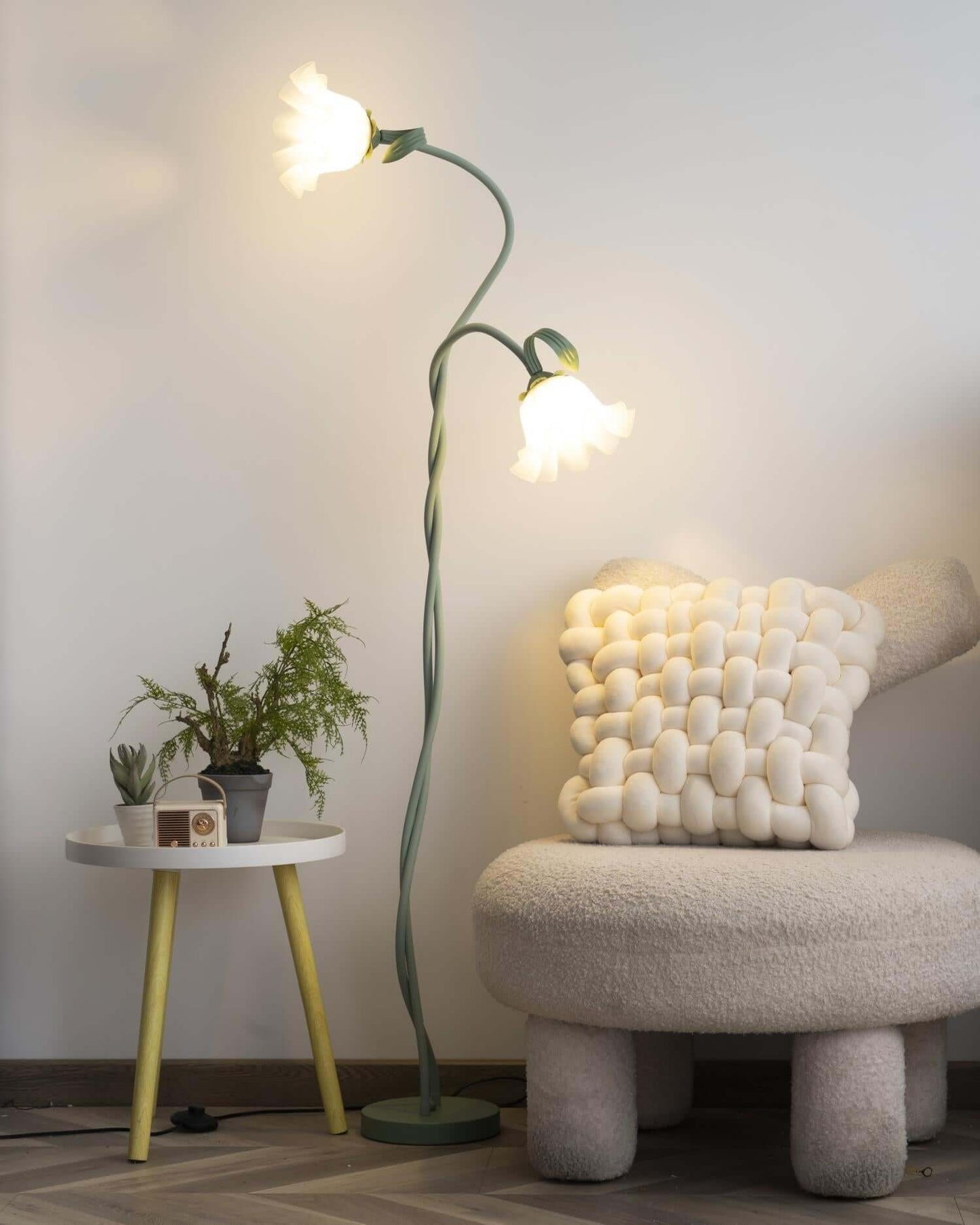 Calla Lily Flower Floor Lamp - Elegant Green Matte Finish with Delicate White Flowers