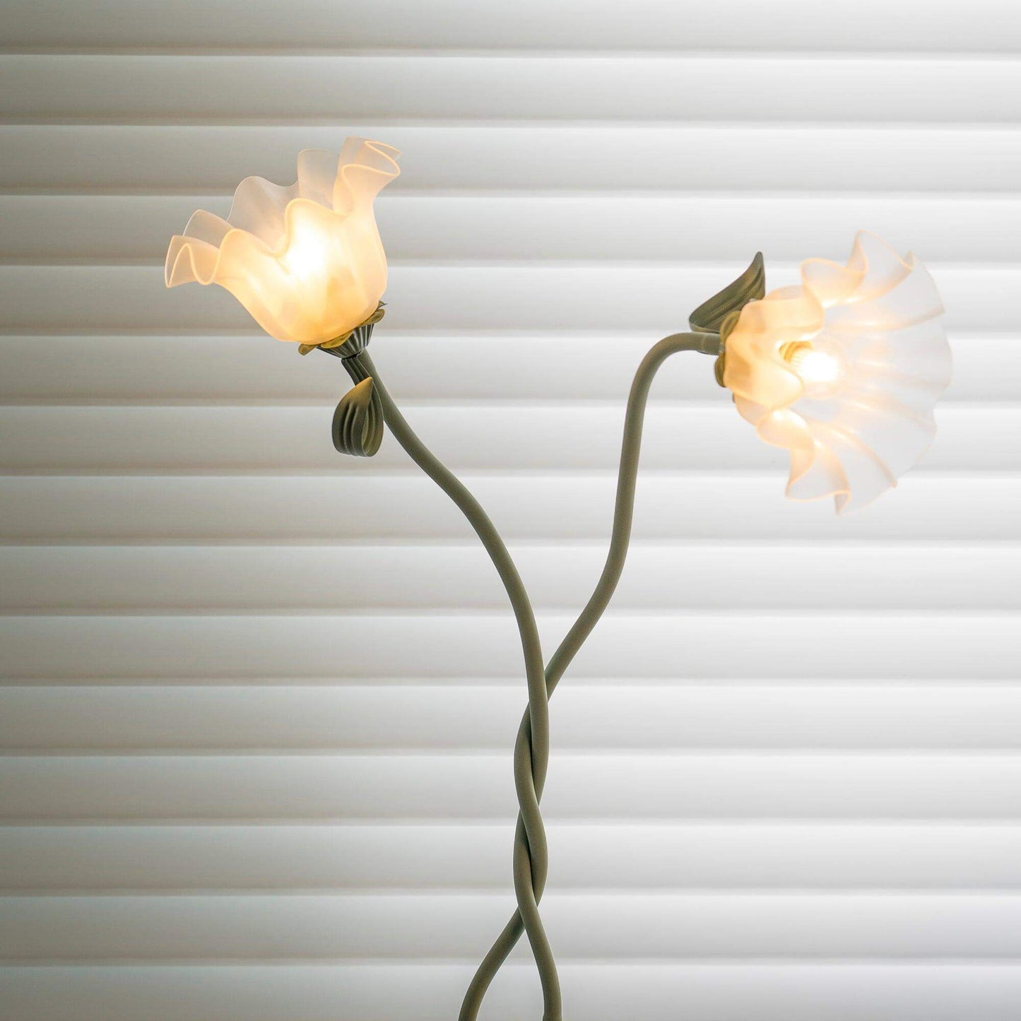 Calla Lily Flower Floor Lamp - Elegant Green Matte Finish with Delicate White Flowers