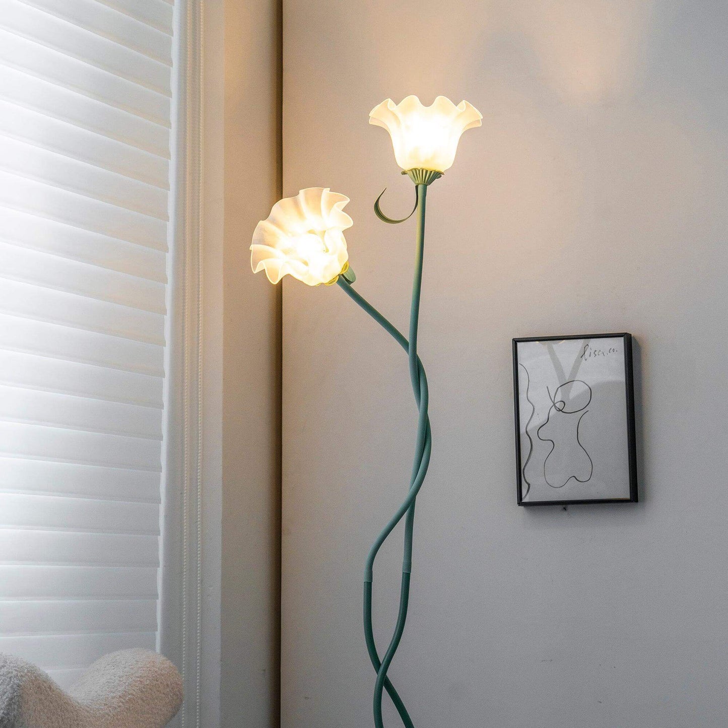 Calla Lily Flower Floor Lamp - Elegant Green Matte Finish with Delicate White Flowers