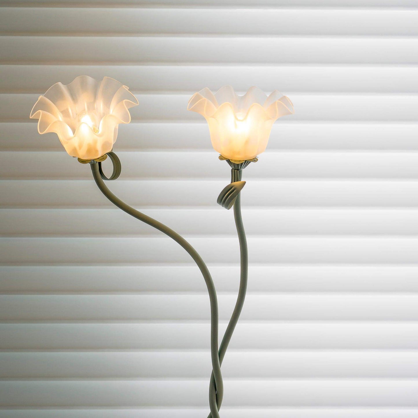 Calla Lily Flower Floor Lamp - Elegant Green Matte Finish with Delicate White Flowers