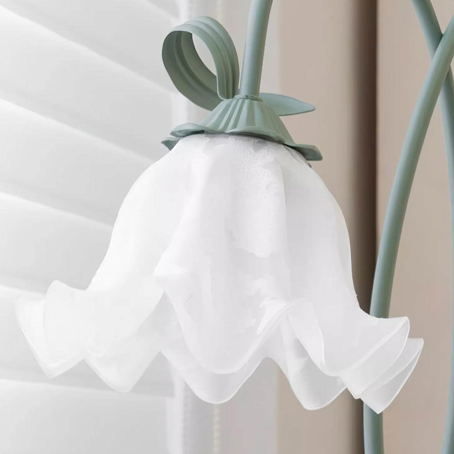 Calla Lily Flower Floor Lamp - Elegant Green Matte Finish with Delicate White Flowers