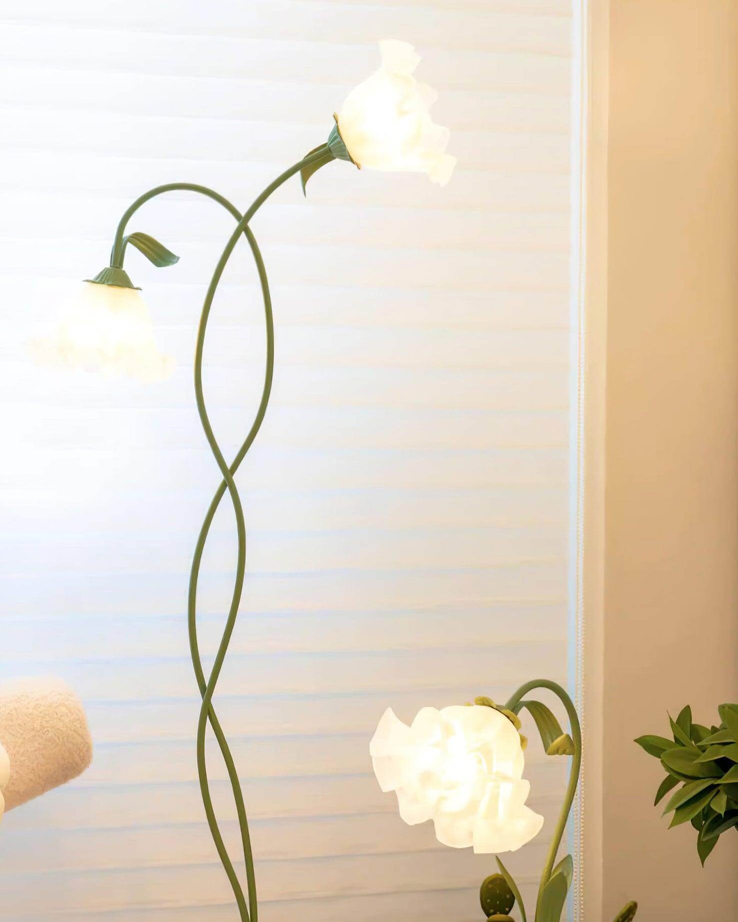 Calla Lily Flower Floor Lamp - Elegant Green Matte Finish with Delicate White Flowers