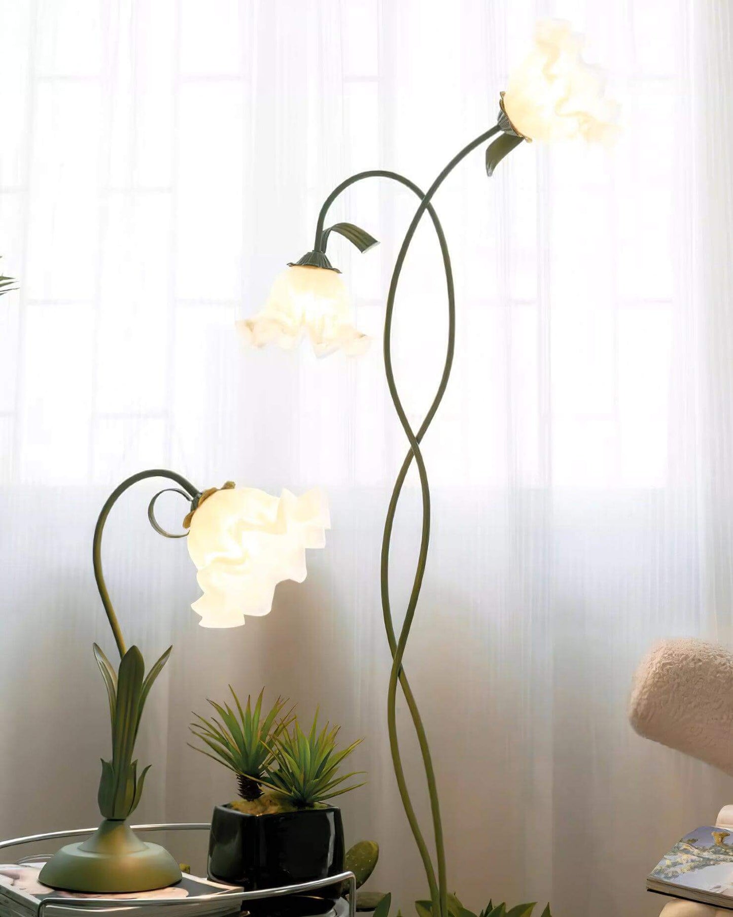 Calla Lily Flower Floor Lamp - Elegant Green Matte Finish with Delicate White Flowers