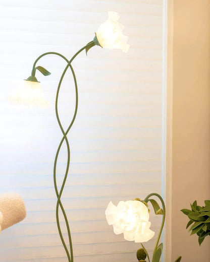 Calla Lily Flower Floor Lamp - Elegant Green Matte Finish with Delicate White Flowers